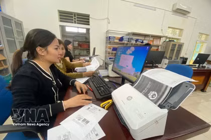 Funcionarias de la comuna de Xuan Hoa, provincia de Thanh Hoa, recopilan datos sobre información relacionada con las tierras. (Foto: VNA)