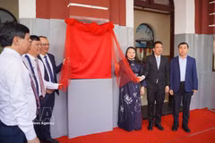 Delegados realizan la ceremonia para declarar la estación de tren de Hue como destino turístico. (Foto: VNA)