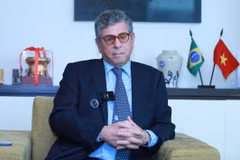 El embajador brasileño en Vietnam, Marco Farani, dialoga con la prensa en vísperas de la visita de Estado del presidente Luiz Inácio Lula da Silva. (Fuente: Vietnam+)
