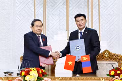 El presidente de la Asamblea Nacional de Vietnam, Tran Thanh Man, y su homólogo de Mongolia, Sandag Byambatsogt, firman un memorando de cooperación entre los Parlamentos. (Foto: VNA)