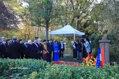 El secretario general del Partido Comunista y presidente de Vietnam, To Lam, junto con una delegación de alto nivel, rinde homenaje al Presidente Ho Chi Minh y deposita flores ante su estatua en el parque Montreau, en la ciudad de Montreuil. Foto: VNA