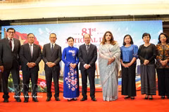 El embajador vietnamita Nguyen Manh Cuong (centro) y la secretaria de Estado del Ministerio de Asuntos Exteriores de Bangladesh, Shama Obaed Islam, (cuarta por la derecha), junto con varios embajadores de la ASEAN. Foto: VNA