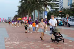 Los turistas pasean por las calles de Da Nang durante las vacaciones. Foto: VNA