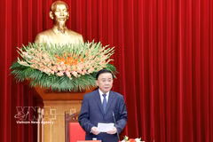 El miembro del Buró Político y permanente del Secretariado del Comité Central del Partido Comunista de Vietnam, Tran Cam Tu, habla en la reunión. Foto: VNA