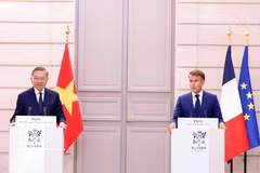 El secretario general del Partido Comunista y presidente de Vietnam, To Lam, y el presidente francés, Emmanuel Macron, se reúnen con la prensa antes de sus conversaciones. (Foto: VNA)