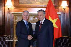 El secretario general del Partido Comunista y presidente de Vietnam, To Lam, y Chip Kaye, presidente de Warburg Pincus. Foto: VNA