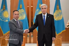 El embajador de Vietnam en Kazajistán, Nguyen Thanh Le, presenta sus cartas credenciales al presidente kazajo, Kassym-Jomart Tokayev. (Foto: VNA)