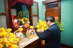 Primer ministro Pham Minh Chinh rinde homenaje al Presidente Ho Chi Minh en la Casa 67. (Foto: VNA)