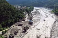 Zona devastada por inundaciones repentinas en Rasuwa, Nepal, el 26 de agosto de 2026. Foto: ANI/VNA