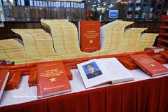 La ceremonia de presentación del libro “La fuerza de la nación vietnamita en la causa de construcción y defensa de la Patria”, del general Luong Cuong. (Foto: VNA)