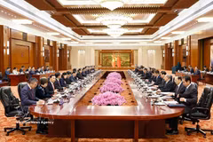El presidente de la Asamblea Nacional de Vietnam, Tran Thanh Man, sostiene conversaciones con Zhao Leji, presidente del Comité Permanente de la Asamblea Popular Nacional de China. (Fuente: VNA)