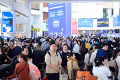 El Aeropuerto Internacional de Noi Bai está abarrotado de personas, la tarde del 4 de enero. Foto: VNA