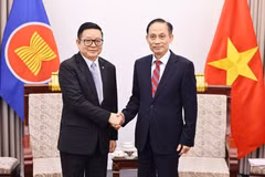 El ministro de Relaciones Exteriores de Vietnam, Le Hoai Trung, recibe en Hanoi al secretario general de la ASEAN, Kao Kim Hourn. (Foto: VNA)