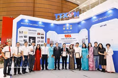 El presidente de la Asamblea Nacional, Tran Thanh Man, junto a directivos de la Agencia de Noticias de Vietnam (VNA) y los ganadores de los XX Premios Nacionales de Periodismo 2025. Foto: VNA