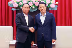 El general Luong Tam Quang, miembro del Buró Político y ministro de Seguridad Pública de Vietnam, y Vilay Lakhamphong, miembro del Buró Político y permanente del Secretariado del Comité Central del Partido Popular Revolucionario de Laos. Foto: VNA