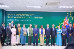 Los líderes de la ciudad de Can Tho, la Universidad de Can Tho y la delegación de ministra de Desarrollo Internacional, de Pequeñas Empresas y de Asuntos Multiculturales de Australia posan para una foto conmemorativa. Foto: VNA