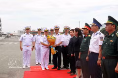 El coronel Pham Tien Dung, subjefe del Estado Mayor de la Región Naval 2 entrega flores para dar la bienvenida al contralmirante Borworn Phromkaewngam, subdirector de la Academia Naval Real de Tailandia. Foto: VNA