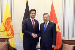 El secretario general del Partido Comunista de Vietnam y presidente de la República, To Lam, y el ministro-presidente de la región de Valonia, Adrien Dolimont. Foto: VNA