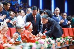 El primer ministro de Vietnam, Le Minh Hung, visita a las Madres Heroicas vietnamitas que asisten a la Conferencia Nacional en honor a las personas que contribuyeron a la revolución de 2026. Foto: VNA