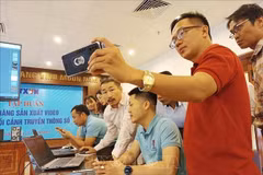 Reporteros de VNA hablan sobre cómo crear videos con celulares en el curso temático en Da Nang. (Foto: VNA)