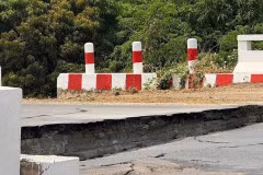 La carretera está dañada por el terremoto en Myanmar. (Foto VietnamPlus)