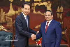 El primer ministro de Vietnam, Pham Minh Chinh, recibe en Hanoi al embajador de China en Hanoi, He Wei. (Foto: VNA)