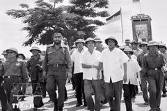 El presidente cubano Fidel Castro y el primer ministro Pham Van Dong visitan la localidad de Dong Ha en 1973. (Foto: Archivo de la VNA)