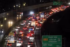 Vehículos circulando lentamente al final de la autopista Phap Van - Cau Gie en dirección al centro de Hanoi la noche del 21 de febrero. Foto: VNA