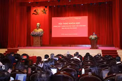 El 31 de octubre de 2025, en Hanoi, la Academia Nacional de Política Ho Chi Minh, en coordinación con el Consejo Teórico Central, organizó una conferencia científica sobre la contribución de opiniones a los documentos del XIV Congreso del Partido. (Foto: VNA)