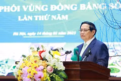 El primer ministro de Vietnam, Pham Minh Chinh, habla en la reunión. (Fuente: VNA)