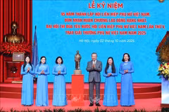 El secretario general del Partido Comunista de Vietnam, To Lam, entrega una estatua del Presidente Ho Chi Minh a la Unión de Mujeres de Vietnam. (Foto: VNA.)