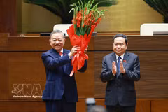 El presidente de la Asamblea Nacional, Tran Thanh Man, entrega flores para felicitar al secretario general y presidente To Lam. (Foto: VNA)