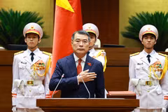 El primer ministro Le Minh Hung toma juramento. (Foto: VNA)