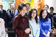 Ngo Phuong Ly, esposa del secretario general del Partido Comunista y presidente de Vietnam, To Lam, visita el Museo de Música Étnica de Guangxi (Fuente: VNA)
