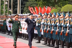El general Nguyen Tan Cuong, jefe del Estado Mayor General del Ejército Popular de Vietnam y viceministro de Defensa, y el general Uchikura Hiroaki, jefe del Estado Mayor Conjunto de Japón, pasan de revista al guardia de honor. (Foto: VNA)