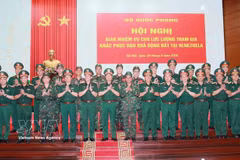 El general Nguyen Tan Cuong, jefe del Estado Mayor del Ejército Popular de Vietnam y viceministro de Defensa, junto con delegados, oficiales y soldados, parten hacia Venezuela para cumplir con sus funciones. (Foto: VNA)