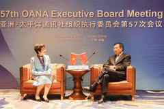 La directora general de la VNA, Vu Viet Trang, y su homólogo de Xinhua, Fu Hua. (Foto: VNA)