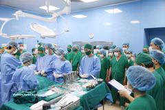 Personal médico del Hospital Bai Chay y expertos de hospitales centrales guardan un minuto de silencio en señal de agradecimiento por el noble acto del joven donante de órganos de 19 años y su familia en Quang Ninh, antes de la cirugía. Foto: VNA