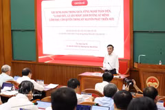 El doctor Tran Cam Tu, miembro del Buró Político y permanente del Secretariado del Comité Central del Partido Comunista de Vietnam, habla en la reunión. (Foto: VNA)
