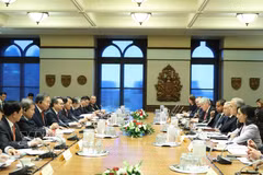 El secretario general del Partido Comunista y presidente de Vietnam, To Lam, mantiene conversaciones con el primer ministro canadiense, Mark Carney. Foto: VNA