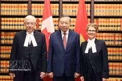 El secretario general del Partido Comunista de Vietnam y presidente de la República, To Lam, junto con la presidenta del Senado, Raymonde Gagné, y el titular de la Cámara de los Comunes, Francis Scarpaleggia. Foto: VNA