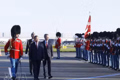 El secretario general y presidente To Lam y el rey Frederik X pasan revista a la guardia de honor. Foto: VNA