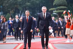 El primer ministro de Vietnam, Le Minh Hung, y su homólogo de Eslovaquia, Robert Fico. (Foto: VNA)