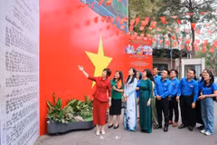 La directora general de VNA, Vu Viet Trang, presenta el primer Boletín de la Victoria, el boletín de noticias más importante transmitido por "Viet Nam Thong tan xa" (ahora Agencia Vietnamita de Noticias).