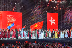 El programa político-artístico "La Patria en nuestros corazones" es organizado por el periódico Nhan Dan en colaboración con el Comité Popular de la Ciudad Ho Chi Minh. Foto: Comité Organizador