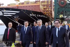 El secretario general del Partido Comunista de Vietnam y presidente, To Lam, junto con una delegación vietnamita de alto nivel, visitan el puerto de Amberes-Brujas. (Foto: VNA)