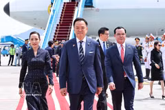 El primer ministro de Tailandia, Anutin Charnvirakul, llegó hoy a Hanoi para iniciar una visita oficial a Vietnam. Foto: VNA