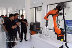 Prueba de un robot industrial en el Centro de Formación, Investigación y Desarrollo de Aplicaciones de Robótica Industrial e Inteligencia Artificial (Universidad de Ciencia y Tecnología – Universidad de Da Nang). Foto de ilustración: VNA
