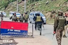 Fuerzas de seguridad indias desplegadas en el lugar de un ataque a turistas en Pahalgam, Jammu y Cachemira, el 22 de abril de 2025. (Foto: ANI/VNA)