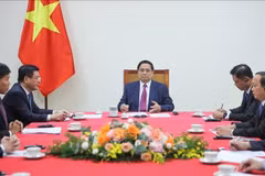 El primer ministro de Vietnam, Pham Minh Chinh, mantiene conversaciones telefónicas con su homólogo de Camboya, Hun Manet. (Fuente: VNA)